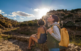Ragazza con zaino guarda l'orizzonte verso la nuova Destinazione Ciociaria