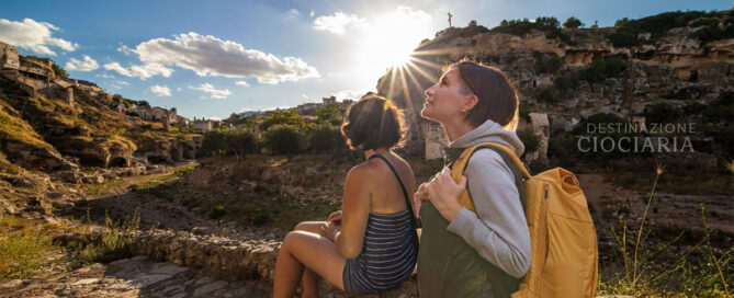 Ragazza con zaino guarda l'orizzonte verso la nuova Destinazione Ciociaria