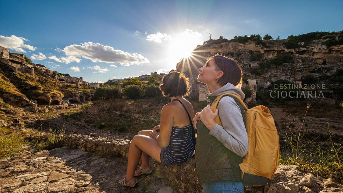 Ragazza con zaino guarda l'orizzonte verso la nuova Destinazione Ciociaria